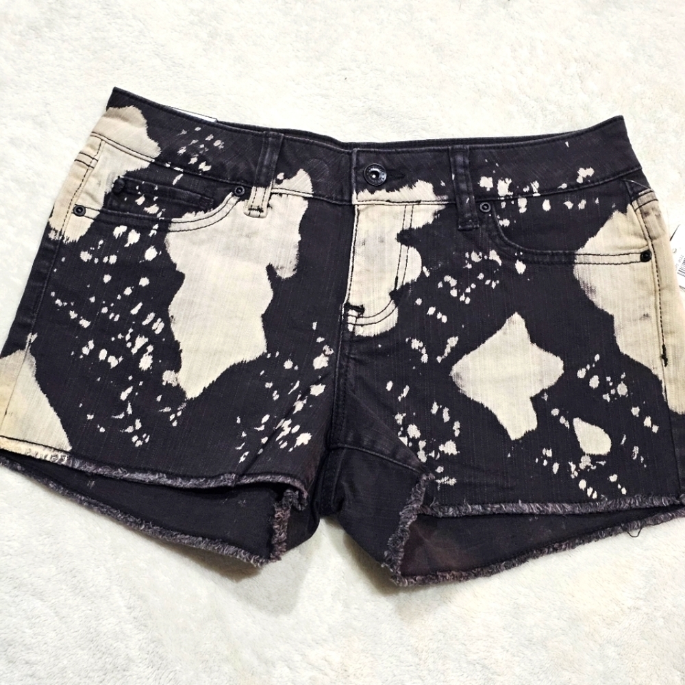 Lovesick ✦ Bleach-Wash Skull Rivet Denim Shorts Sz 3 ✦ Low Rise Raw Hem NWT